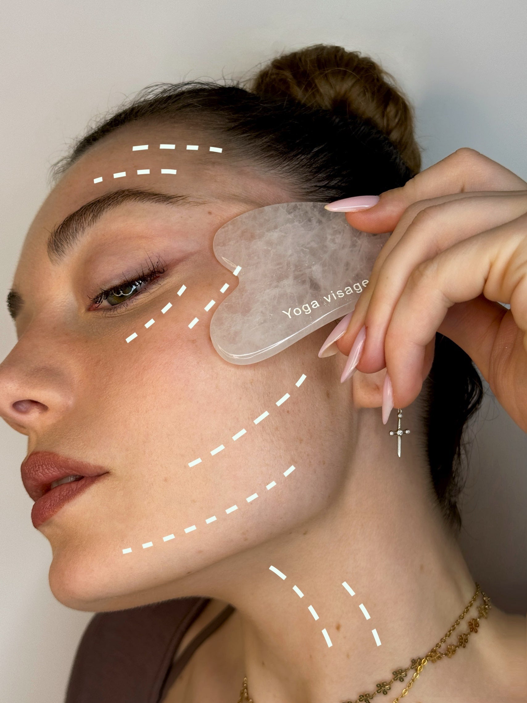 mouvement gua sha en quartz rose visage