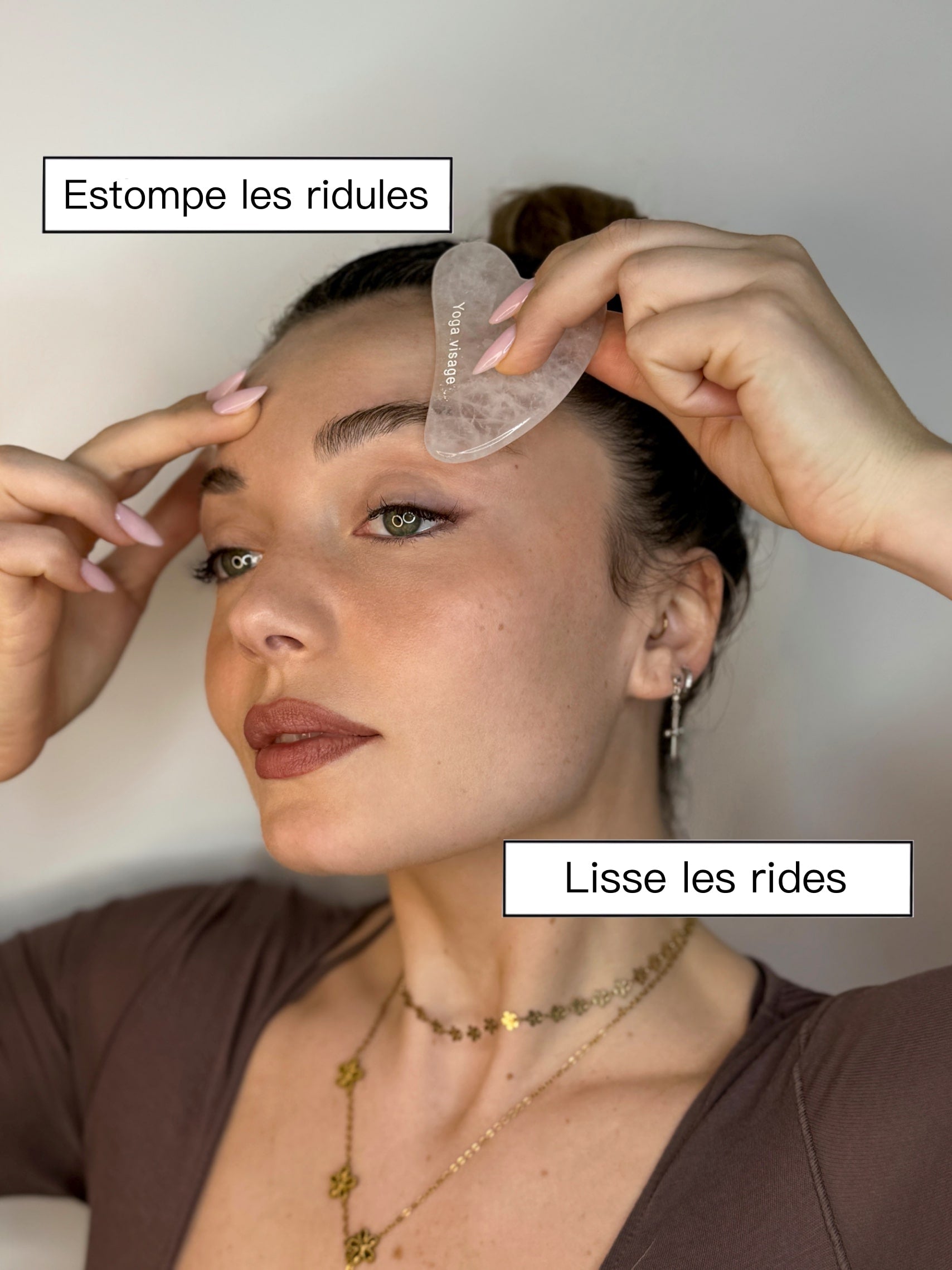 estomper les rides avec le gua sha en quartz rose