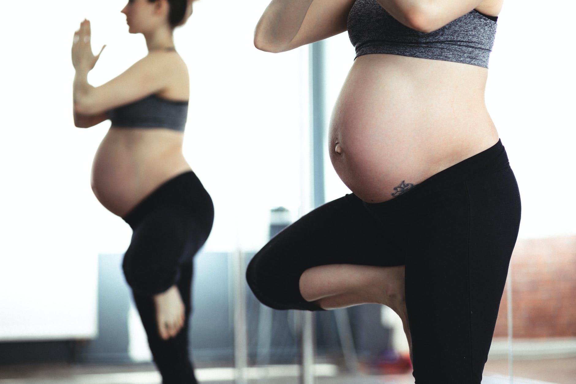 Le Yoga chez pour la femme enceinte : une bonne idée ?