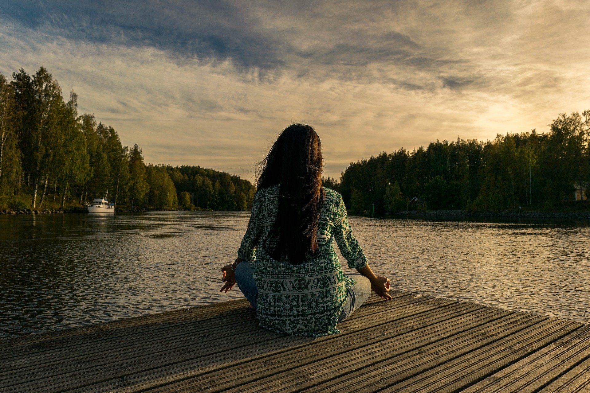 Postures de yoga : routine matinale pour bien se réveiller et soulager le dos