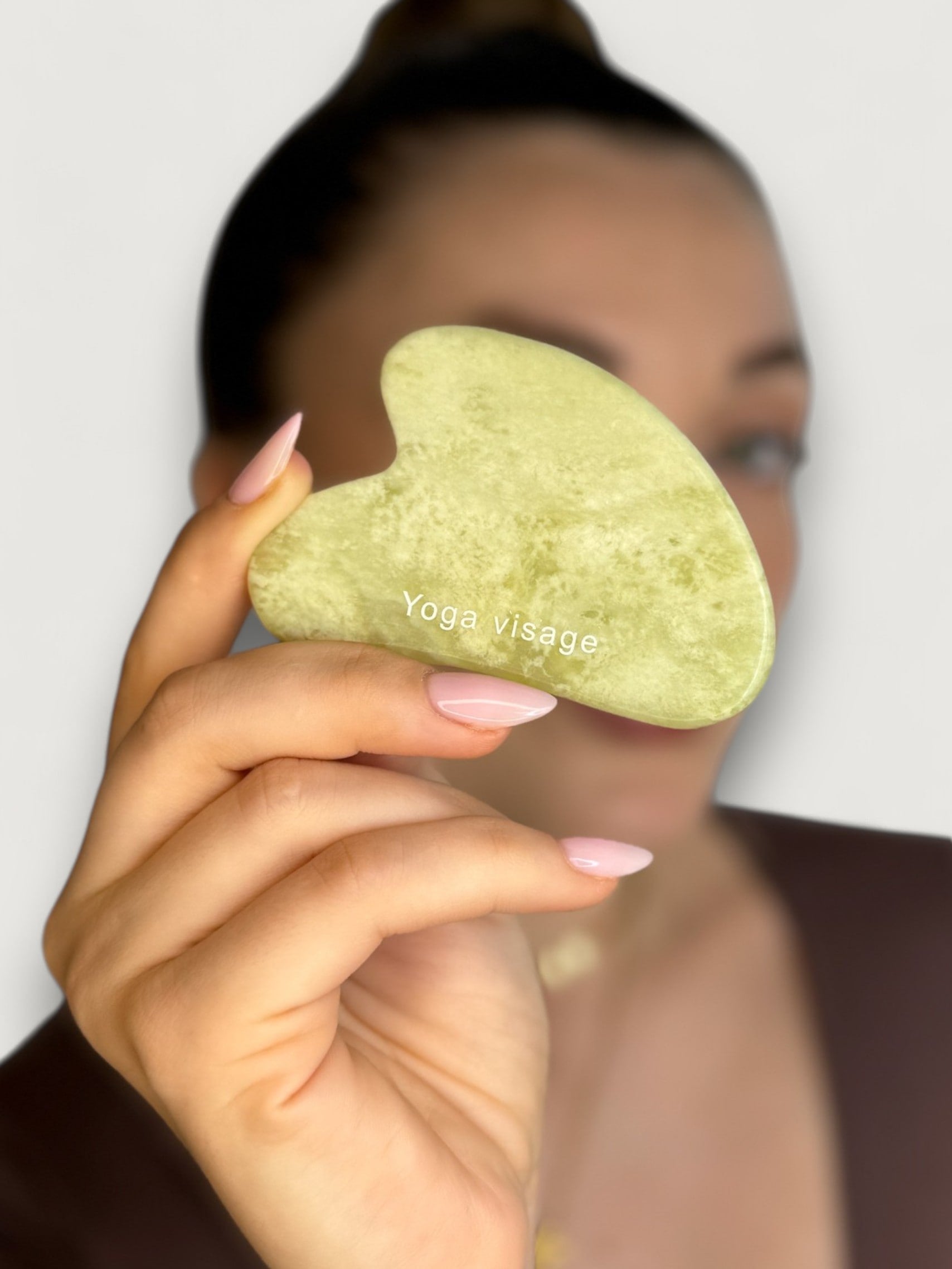 gua sha en pierre de jade